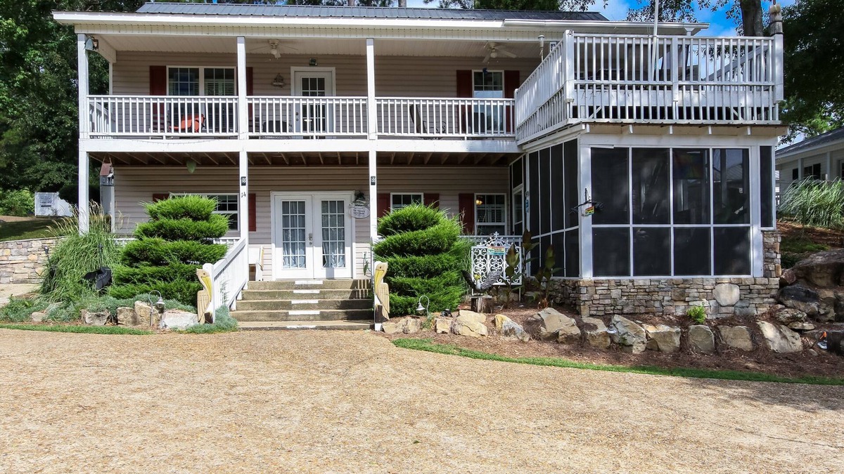 Leesburg House | House #14 Pelican Sunrise (no pets) Lake View