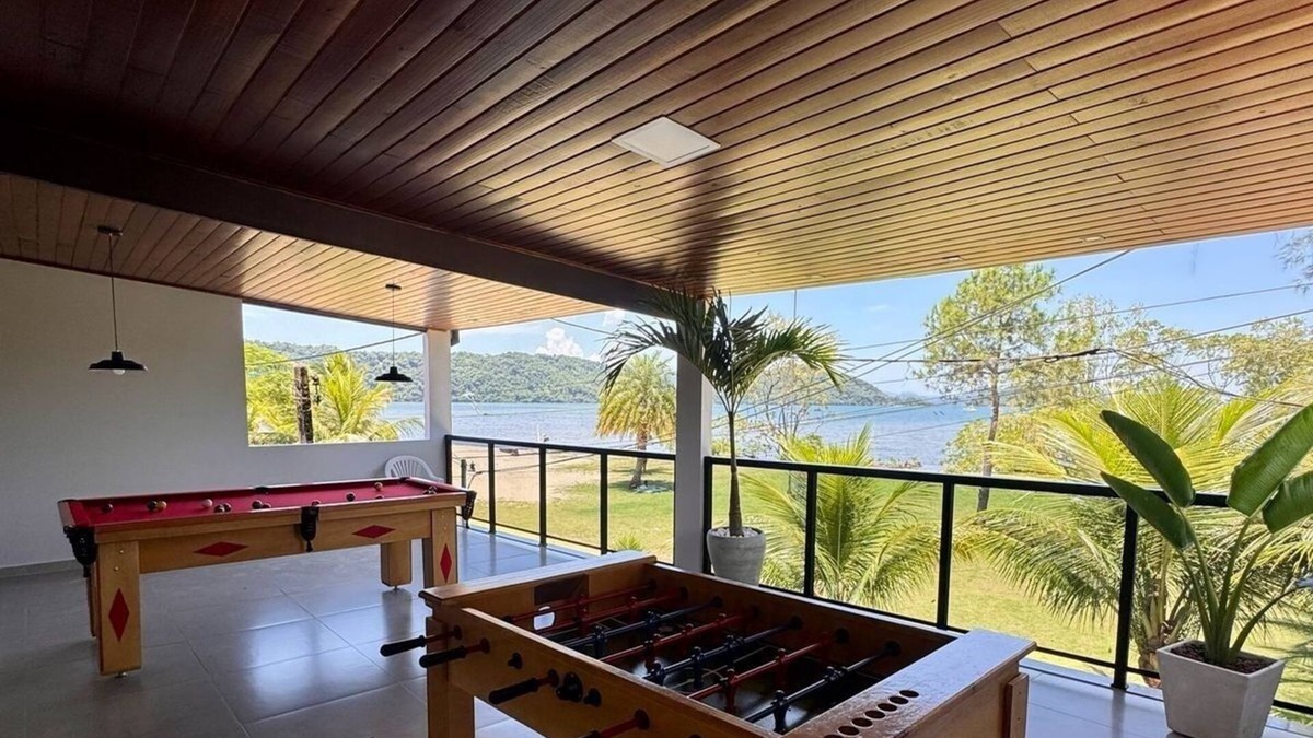 Bracui House | House 15 meters from the beach in a condominium with "feet in the sand"