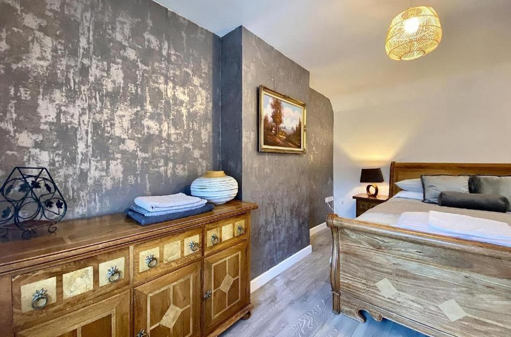 North Tidworth Apartment | House 1905 - Self Catering Serviced Apartment
