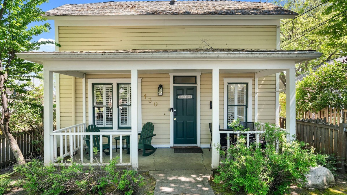 Historic Downtown District House | House + 2 Studios- 3 blocks from the Plaza!
