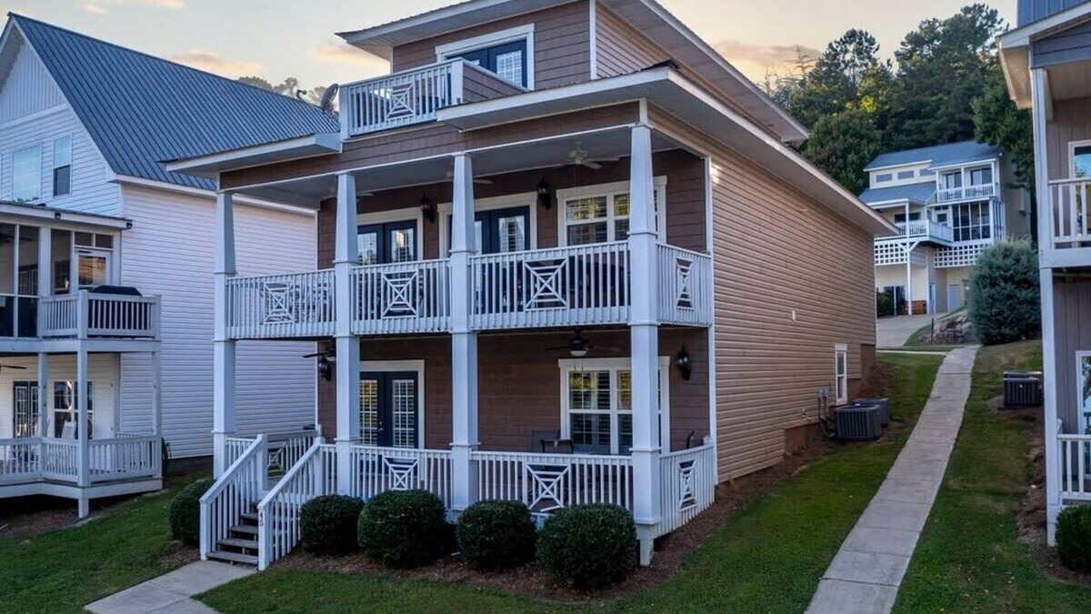 Leesburg House | House# 45 The Maine House (No Pets) Lakefront/Private Boatslip