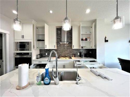 Southeast Calgary House | House ∙ 5 bedrooms ∙ 11 guests