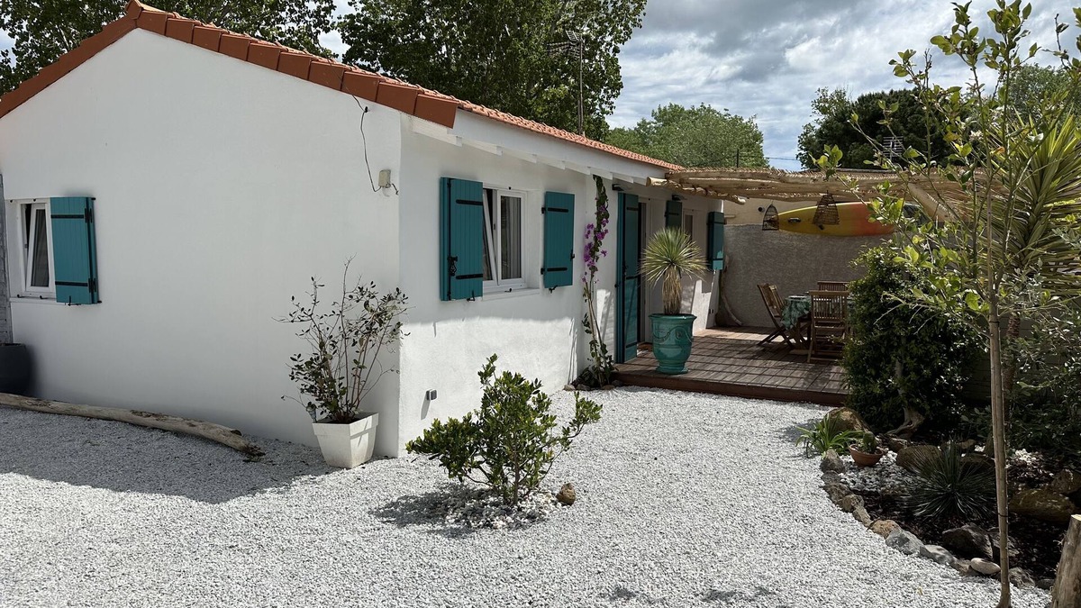 Cap d'Agde House | House 55m2 air-conditioned 5pers 25m from the sea fenced parking 2 cars