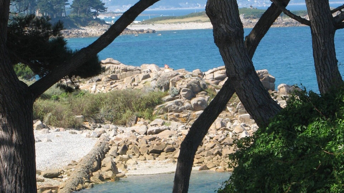 Trevou-Treguignec Cottage | House 750 yards away from the beaches of the Granit Rose Coast, large living