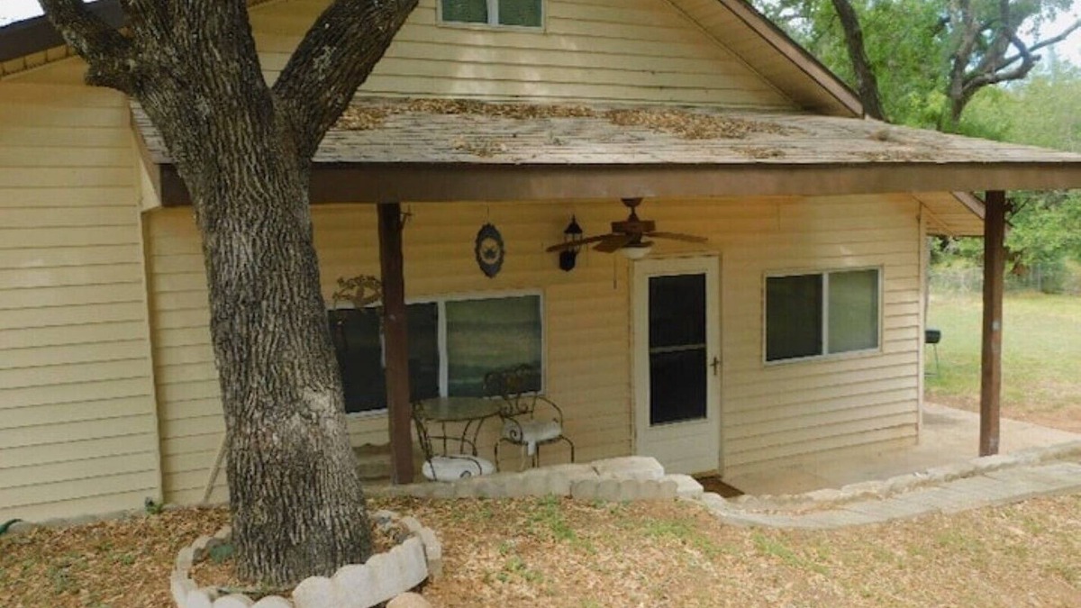 Kingsland Cottage | house and lighted deck fenced yardn
