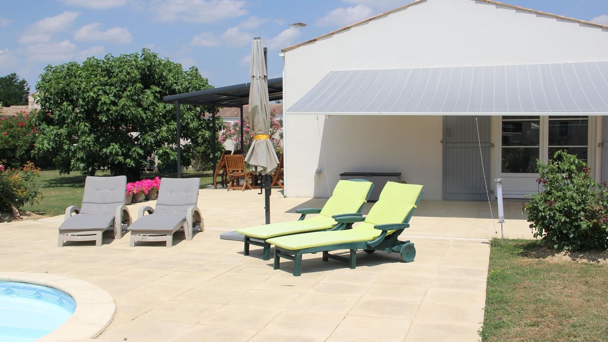 Puyravault House | House and PRIVATE heated swimming pool, completely enclosed by walls Pets