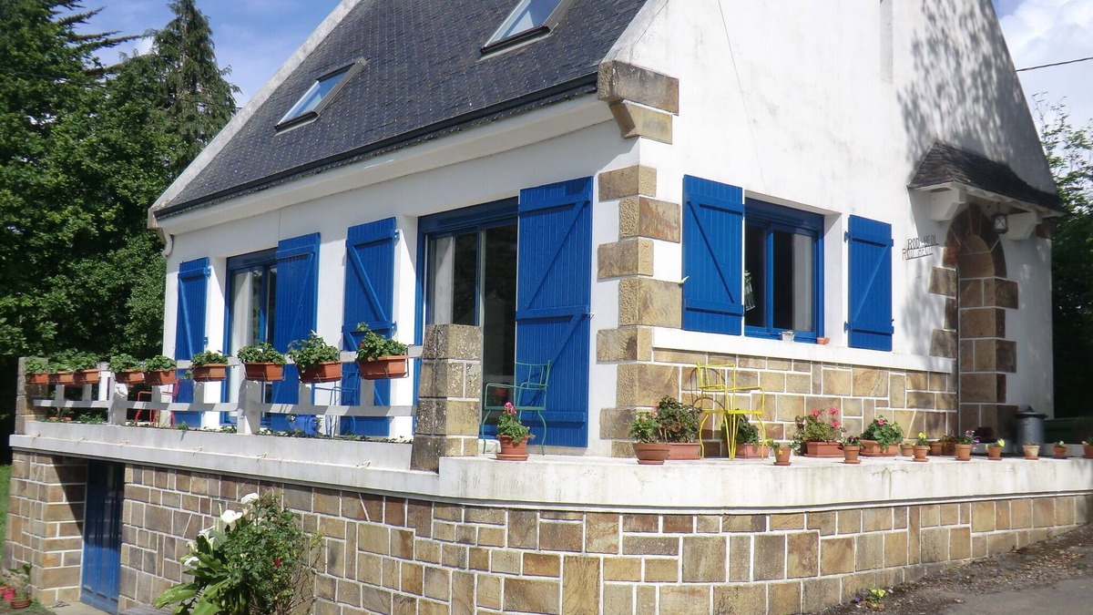 Hopital-Camfrout House | House at the water's edge