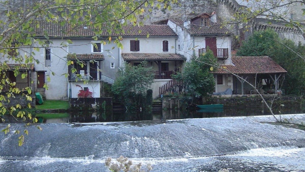 Bourdeilles House | HOUSE AT THE WATERFRONT