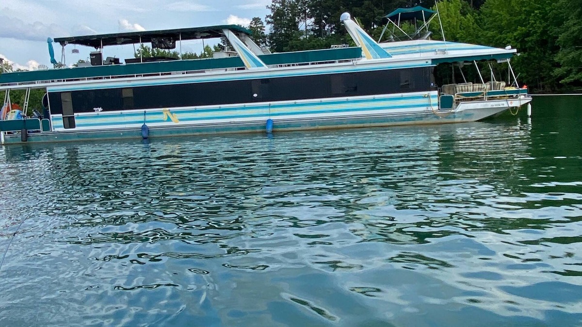 Dewy Rose Boat Rental | House Boat 88 ft Lake Hartwell South Carolina