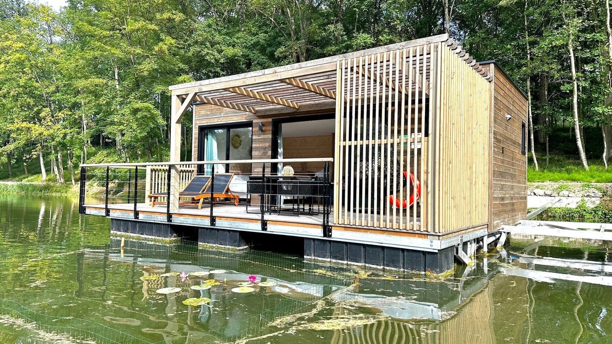 Sainte-Gemme Boat Rental | House Boat 'L'Othentique, Écolodge Flottant' with Lake View, Shared Garden and Air Conditioning