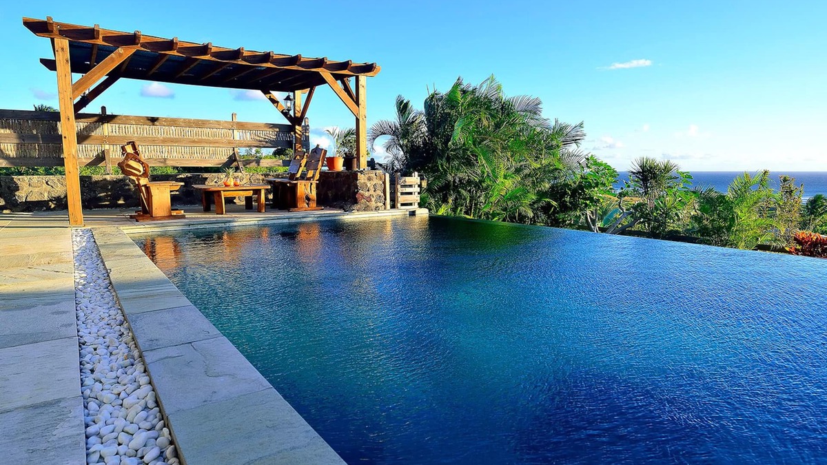 Le Portail House | House + bungalow facing the ocean, idyllic setting.