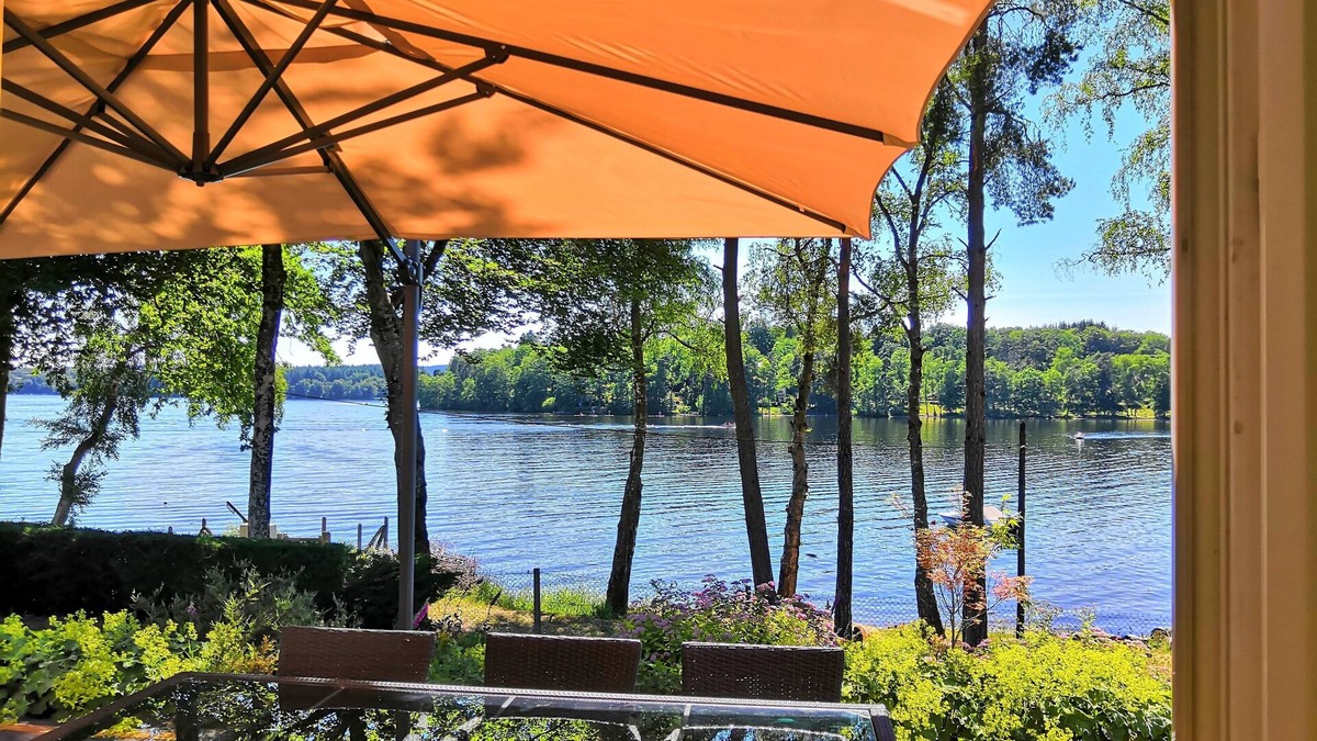 Montsauche-les-Settons House | House by the lake