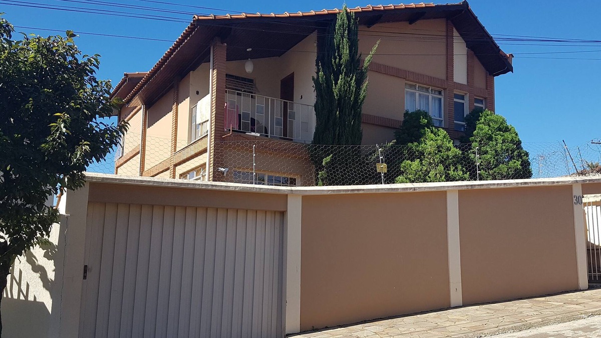 Regiao Urbana Homogenea I House | House by the Dam with Club Access