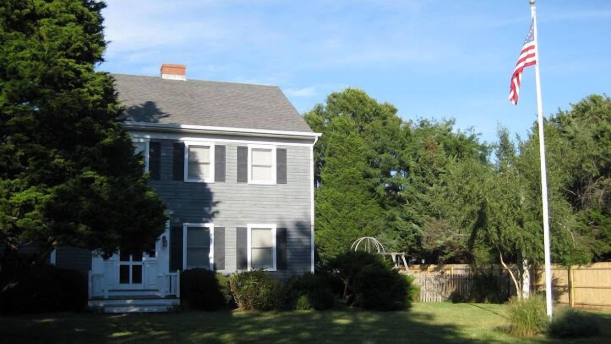 East Marion House | House by the Bay with Large In-ground Pool, Steps from Beach