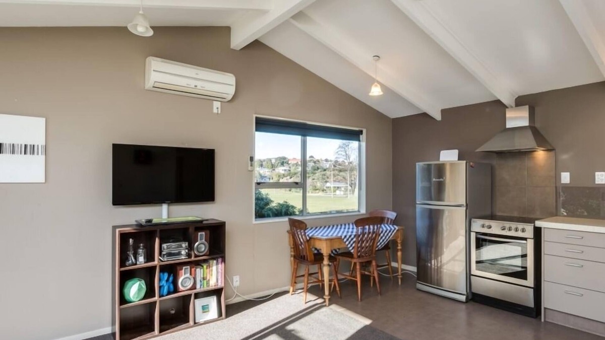 Dunedin House | House by the park with free high-speed wifi