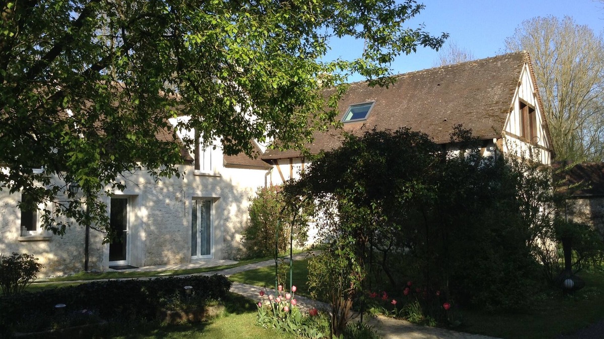 Varennes-Jarcy House | House by the river.