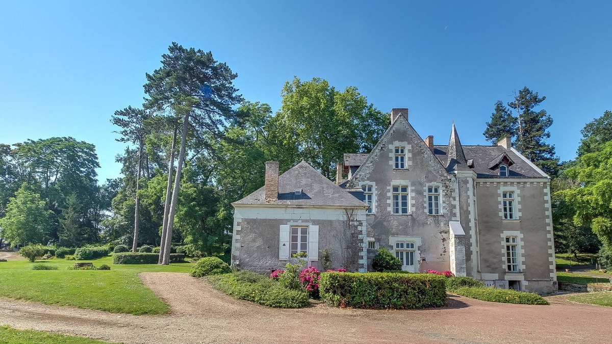 Montreuil-Juigne Other | House "Château de La Déablère" with private swimming pool and Wi-Fi