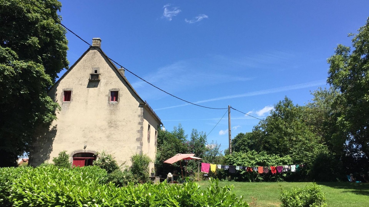 Aveze House | House Chazelles in a park with swimming pool, next to the Castle.