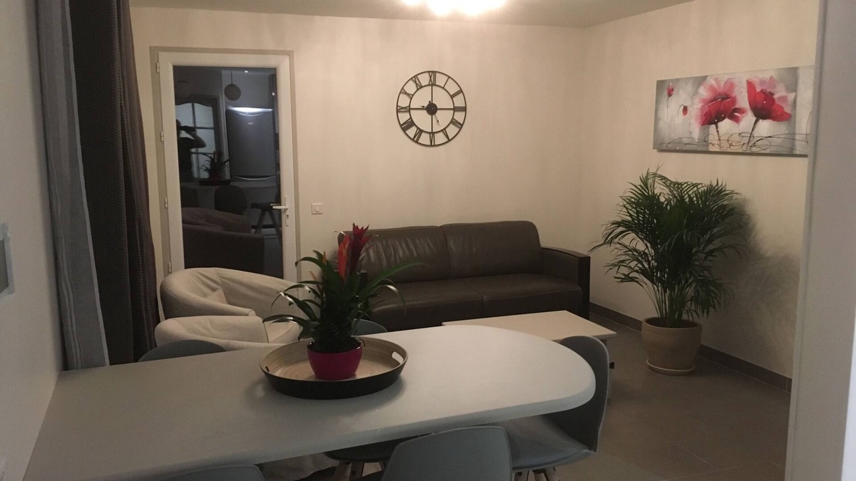 Mezieres-sur-Seine House | House downtown, calm, warm, with small private garden.