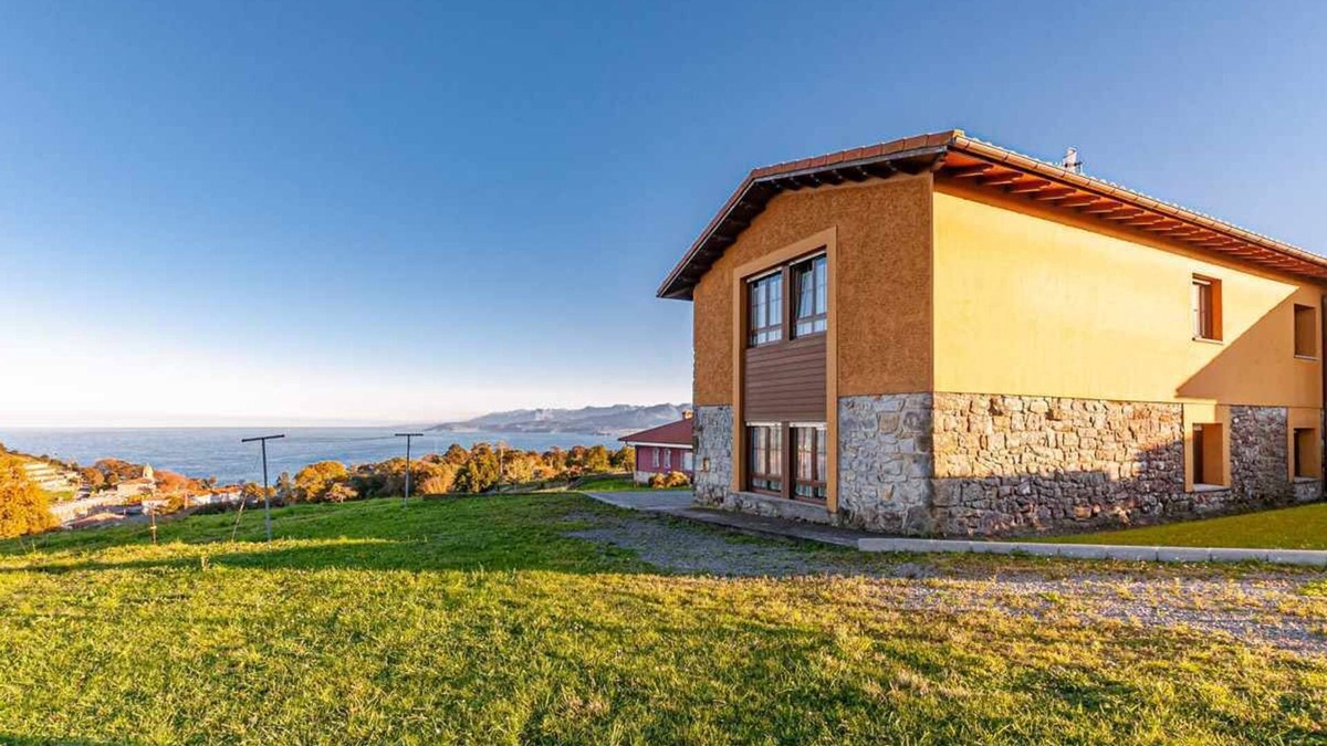 Luces Apartment | House facing the sea, for 6 people, garden, barbecue perfect for families