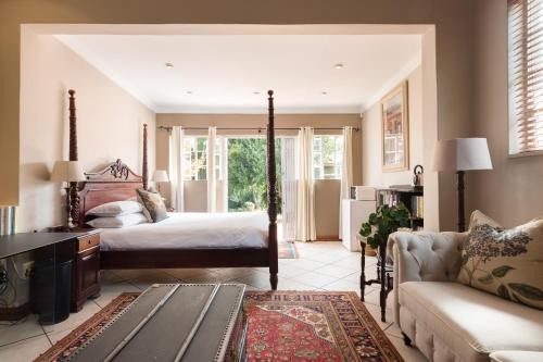 Muckleneuk House | House Falcon close to ZAH