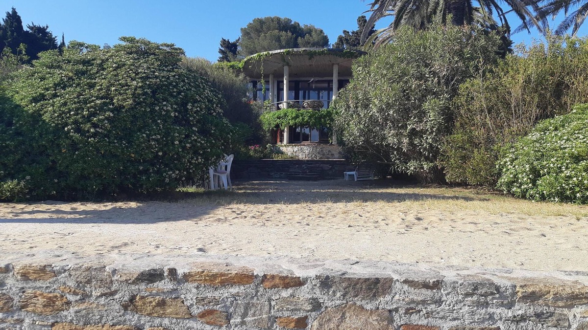 La Croix-Valmer Apartment | house feet in the water
