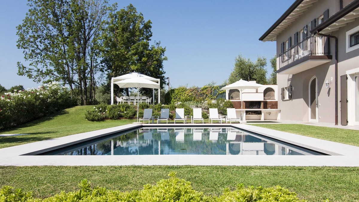 San Felice del Benaco Villa | house for 10 people, 3 bedrooms, private garden, swimming pool and spa