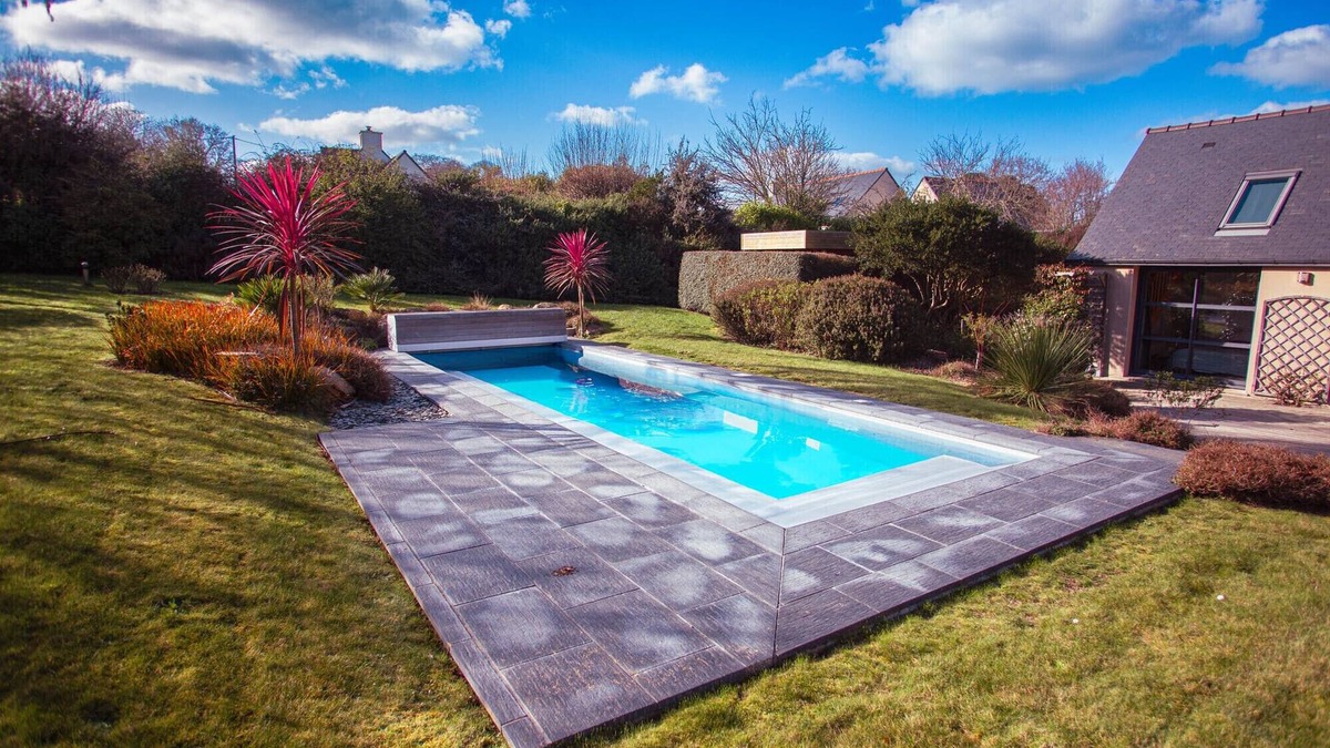 Penvenan Ski Chalet | House for 10 with large garden and swimming pool