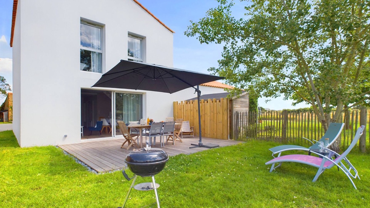 Olonne-sur-Mer Ski Chalet | House for 7, shared pool, 2km from the beach