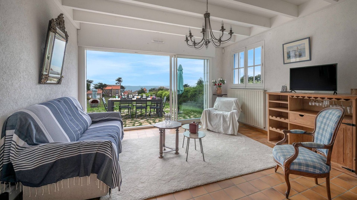 Prefailles Ski Chalet | House for 8, sea view, 400m from the beach