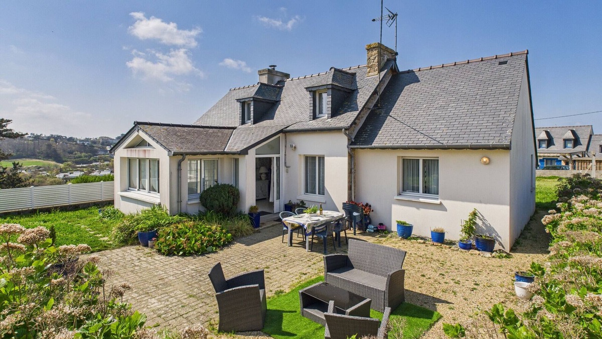 Trevou-Treguignec House | House for 8 with large garden, 150m from the sea