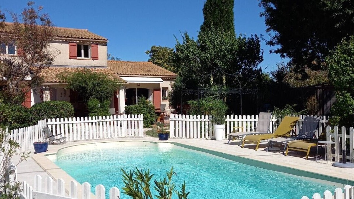 Entraigues-sur-la-Sorgue Villa | House/Villa - Entraigues sur sorgue ,near Avignon,with flowers and trees