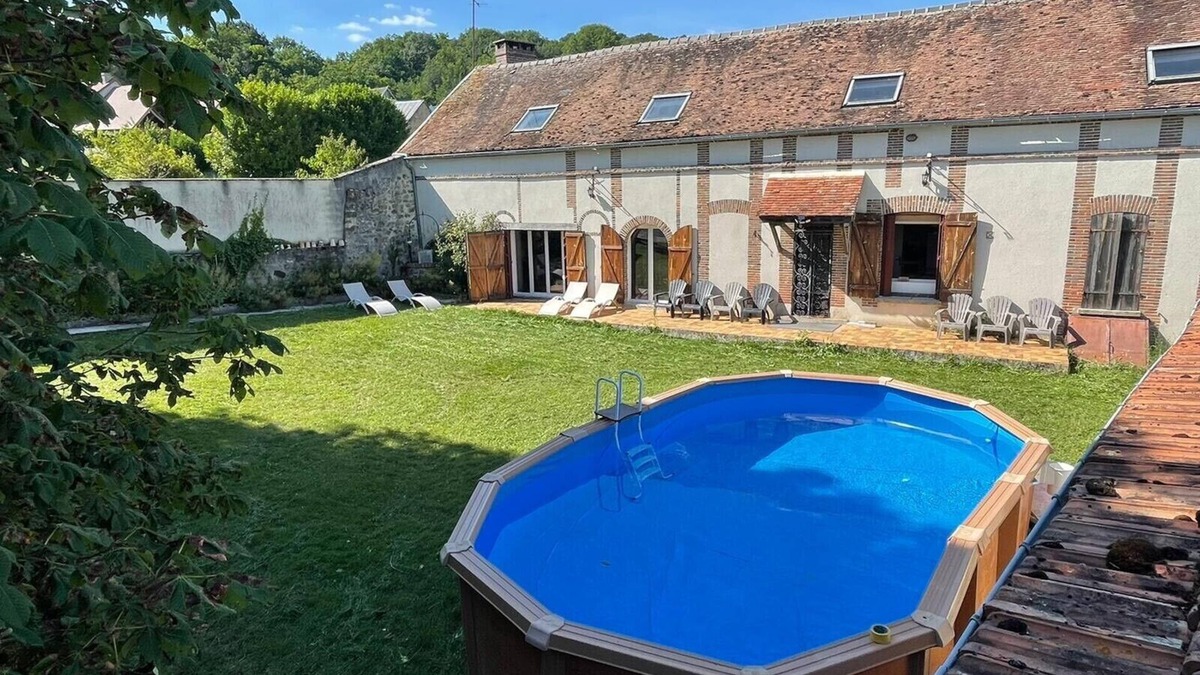 Louan-Villegruis-Fontaine House | House sleeps up to 28 pool in summer
