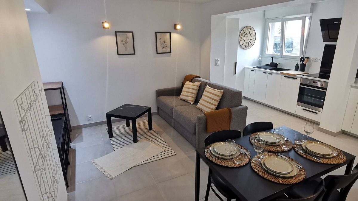 Sandillon Apartment | House
