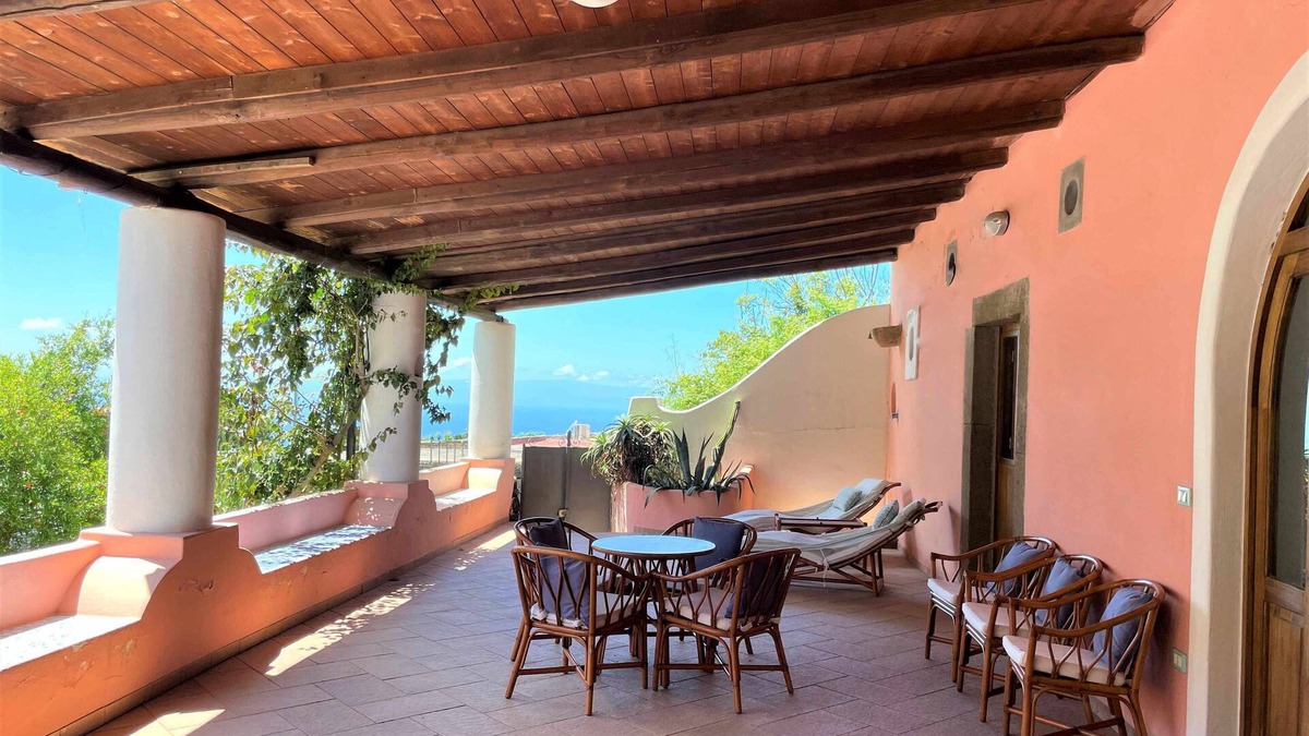 Leni House | House I 10 Puleri, among the malvasia vineyards