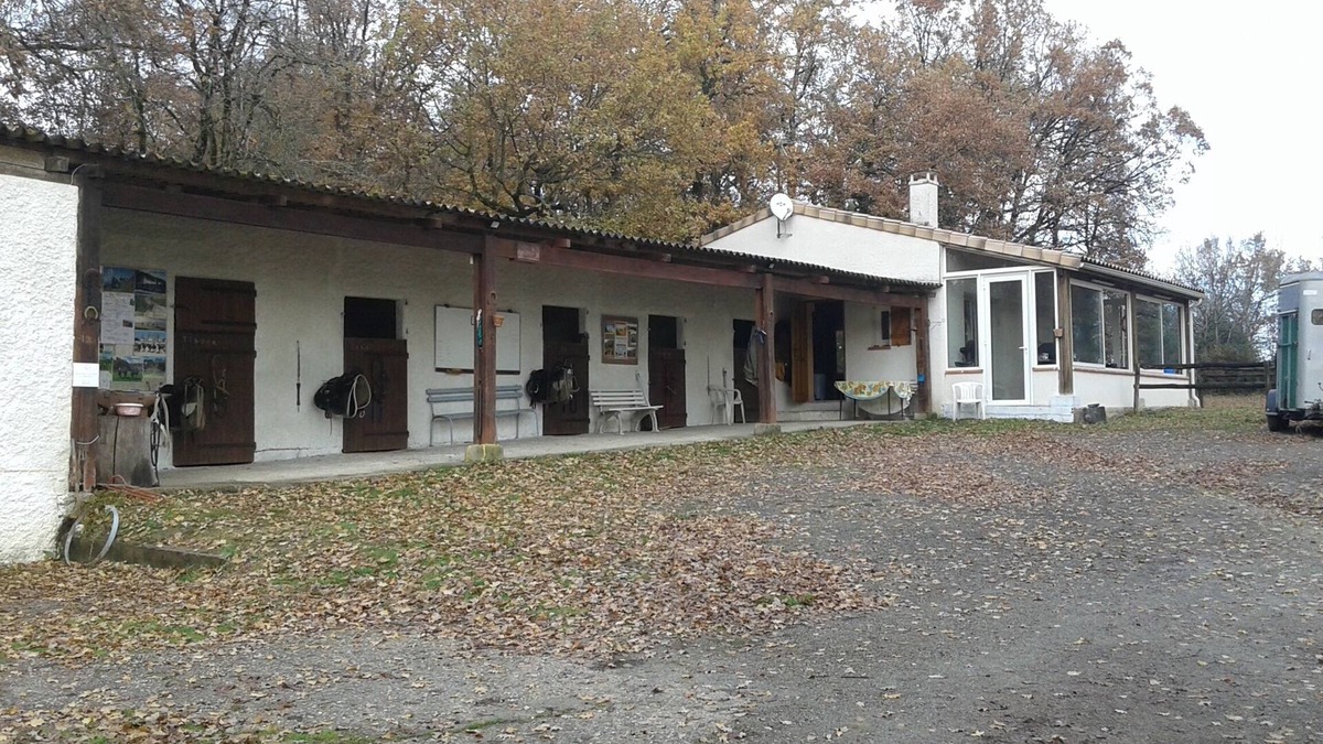 Pailloles House | House in a rural setting with horses nearby