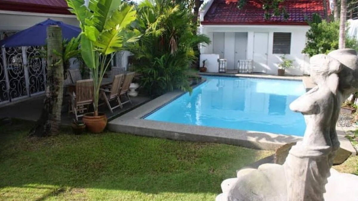 Las Pinas House | House in BF Homes Int. w/Pool and Jacuzzi