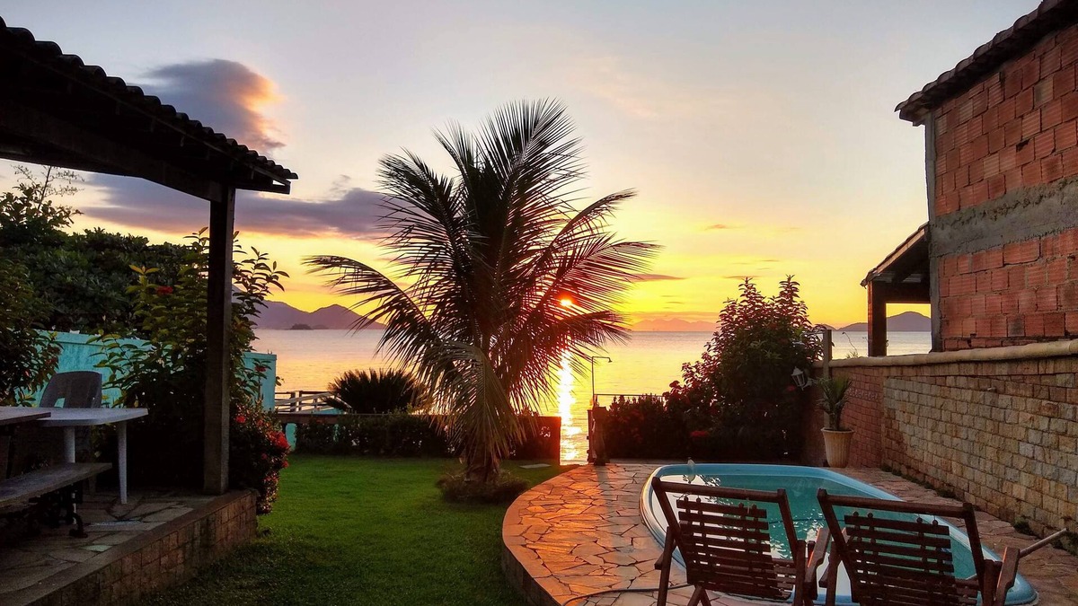 Mangaratiba House | House in front of the sea with a beautiful sunrise, deck for good fishing With WI-FI.