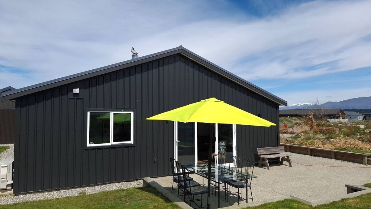 Lake Hawea House | House in Lake Hawea, perfect for couples and families - short walk to the Lake.