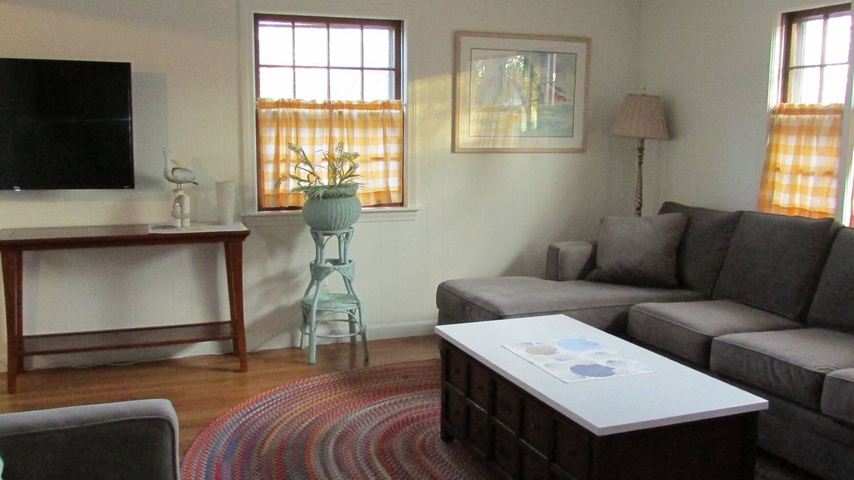 Teaticket House | House in Marivista neighborhood, Teaticket. Walk to kayaking on Great Pond.