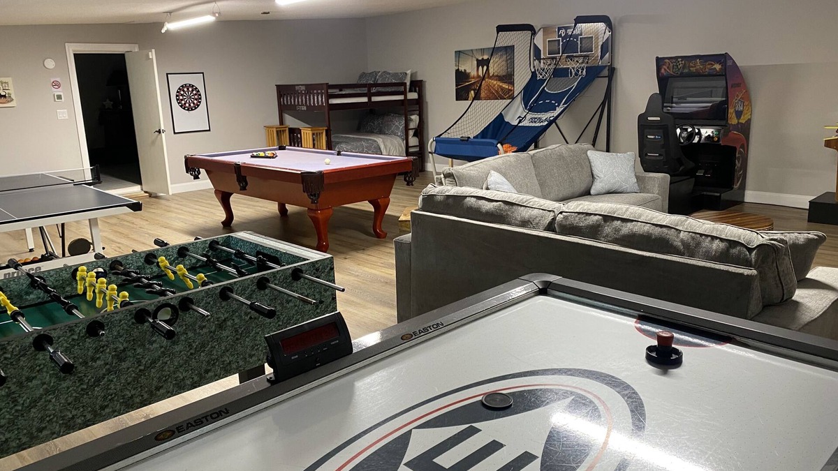 Mount Pocono House | House in Mt Pocono, hot tub, arcade, ski & golf near by.