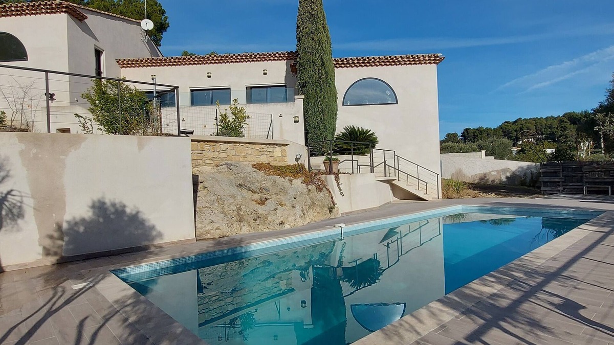 Saint-Chamas House | House in Provence, sleeps 8, with swimming pool and lovely view of pond.