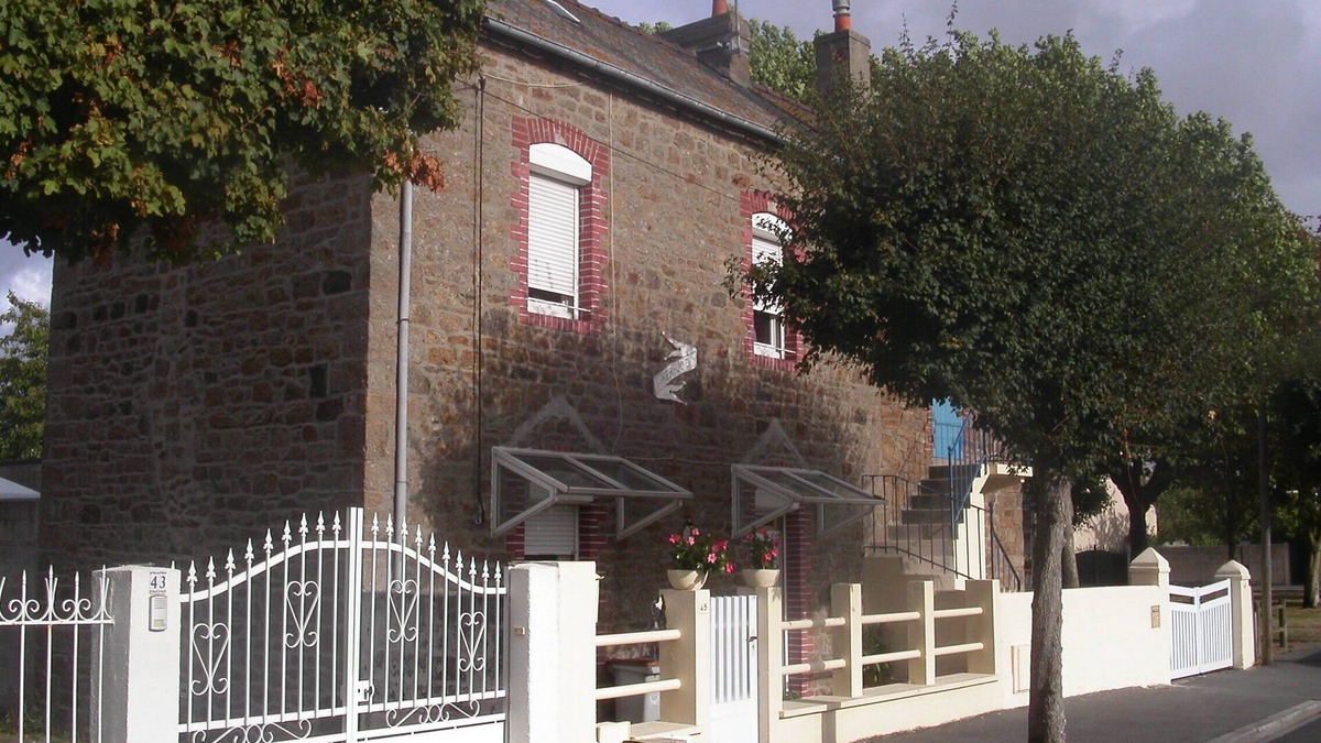 Courtoisville-Sillon-Moka House | House in quiet residential area, close to shops and the beach