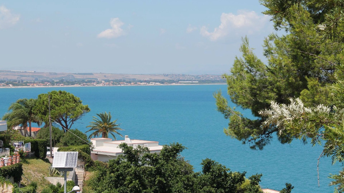 Costa Saracena-Castelluccio Apartment | House in residence with pool