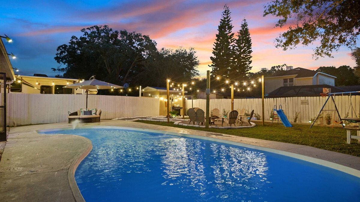 Lake Magdalene House | House in Tampa with Pool sleeps 10 Pet Friendly.