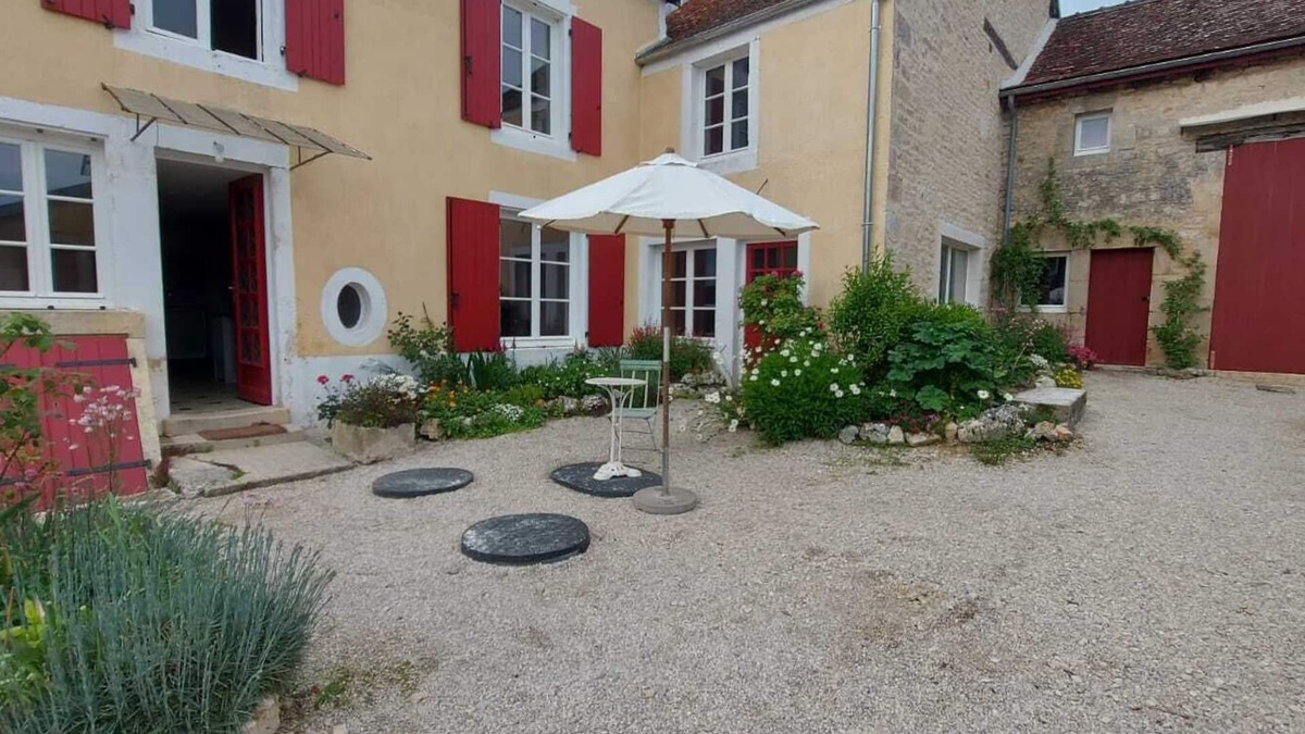 Lucey House | House in the Burgundy and Champagne National Forest Park.