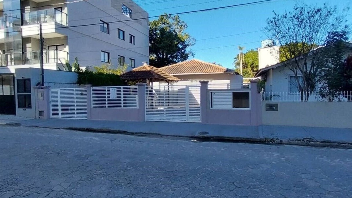 Centro House | HOUSE IN THE CENTER OF BOMBINHAS CLOSE TO THE BEACH AND SHOPPING