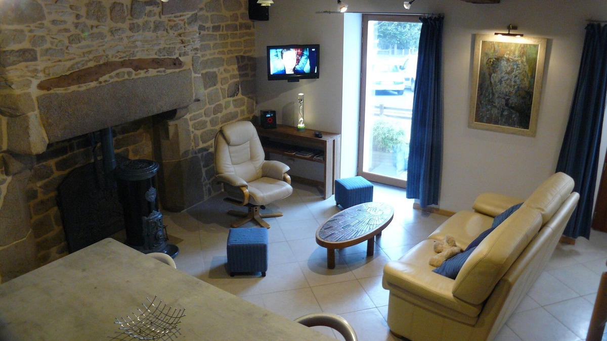 Port-Louis House | House in the center of the peninsula
