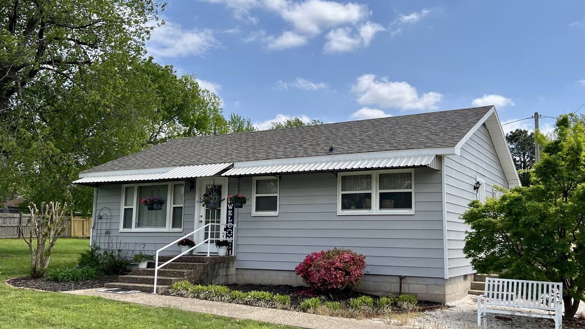 Prairie Grove House | “House In The Grove” Private, comfortable, squeaky clean!