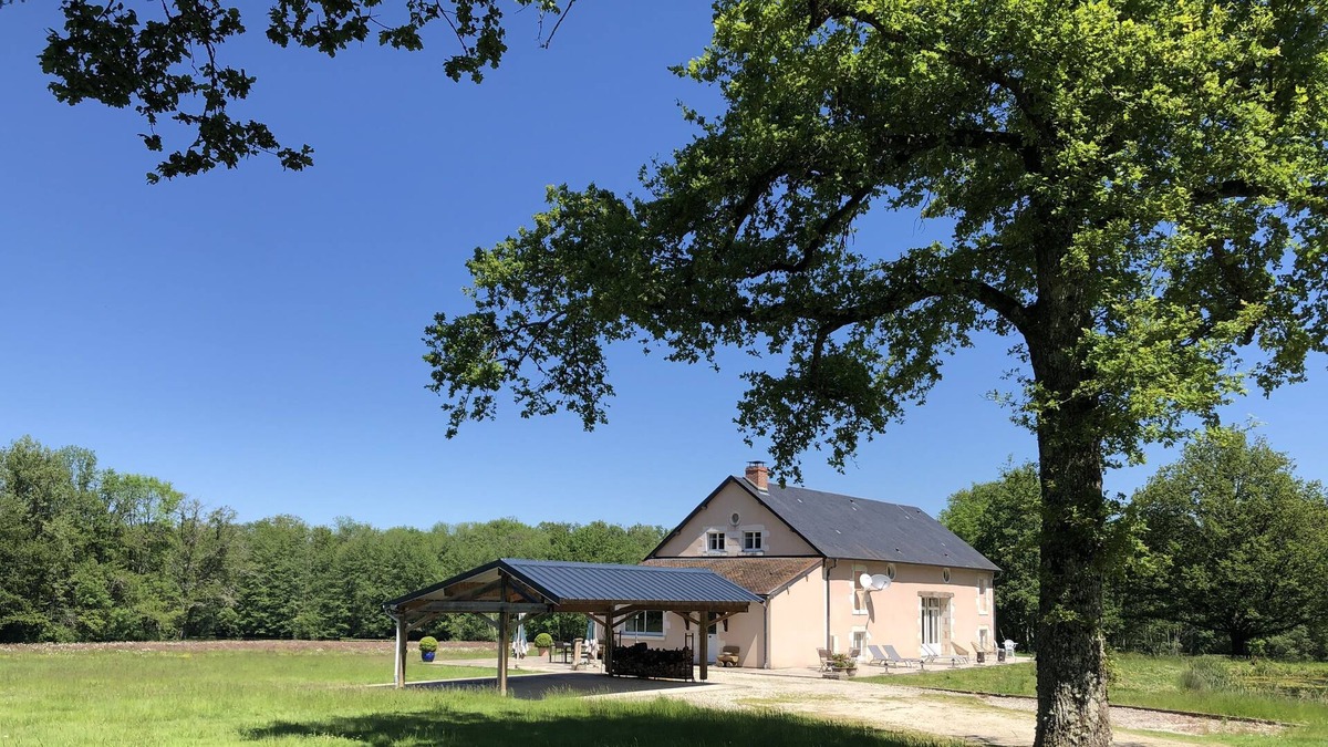 Parassy House | House in the heart of a clearing in the forest with private pond for fishing